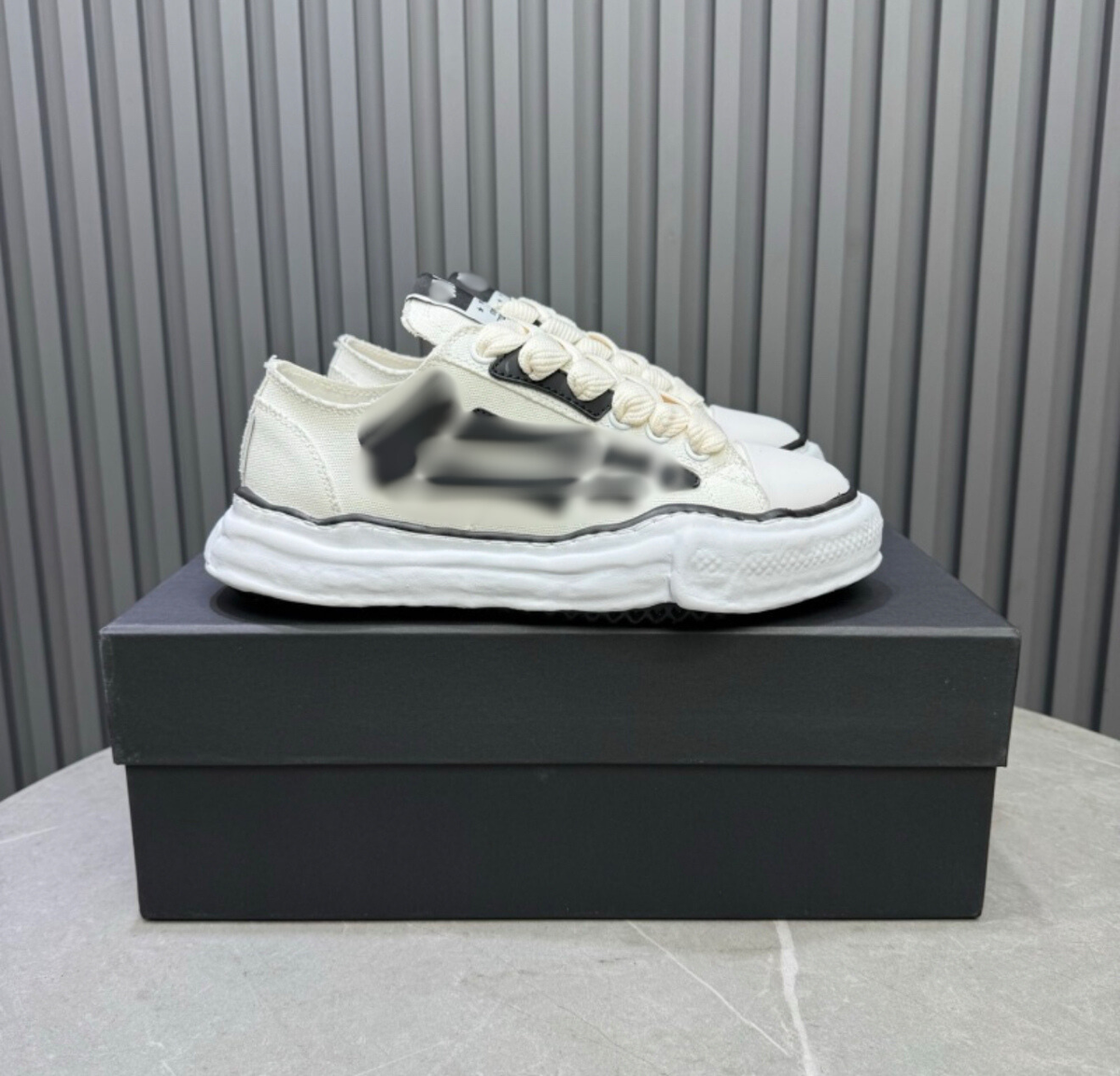 AMI RI Bone White